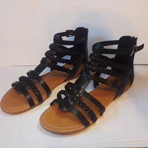 Adorable black sandals!